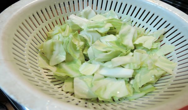 ザク切りにしたキャベツを軽く水洗いする