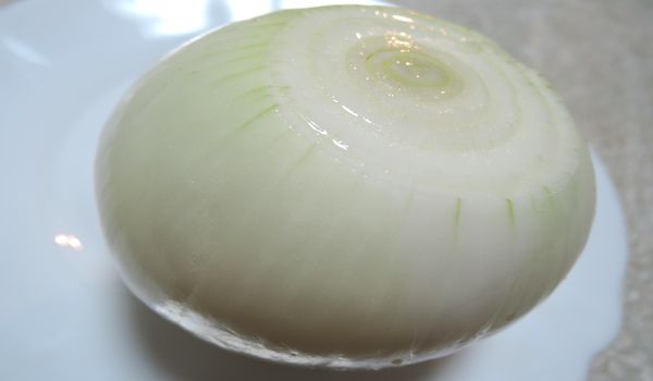 皮をむいたタマネギ