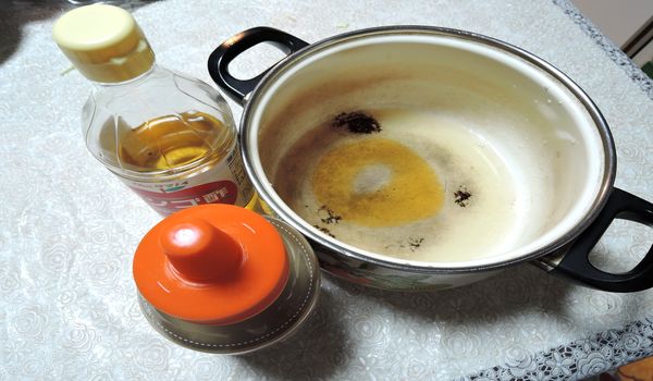鍋でハチミツを煮溶かす。