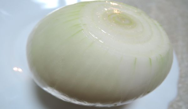 皮をむいた玉ねぎ