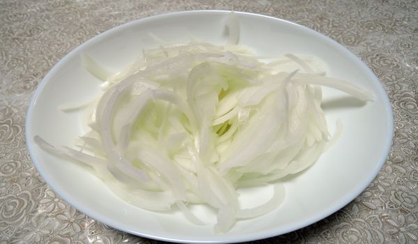 スライスした玉ねぎを水にさらす
