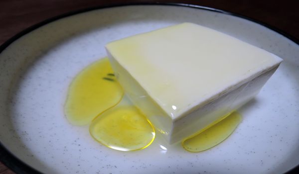 豆腐にエゴマ油をかける