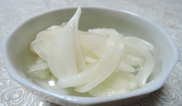 小皿に盛った酢タマネギ