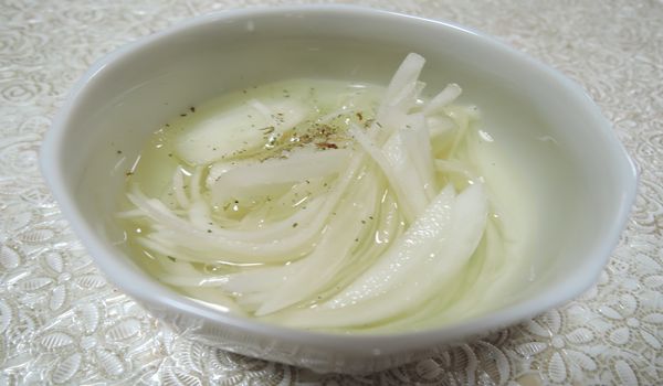 ハーブソルトをかけた酢タマネギ