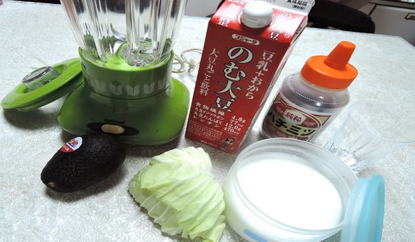 キャベツとアボカド入りスムージーの材料