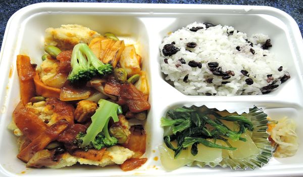 タニタ弁当(チキンと野菜のトマトソース)