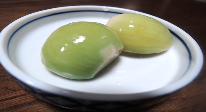 緑色に変色した酢ニンニク