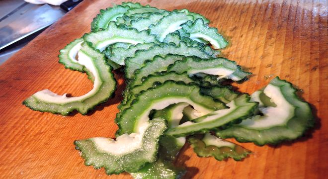 斜め切りしたゴーヤ