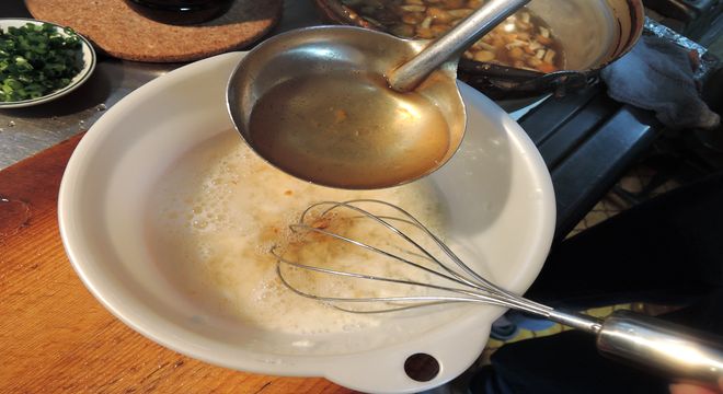 長芋とだし汁を合わせる