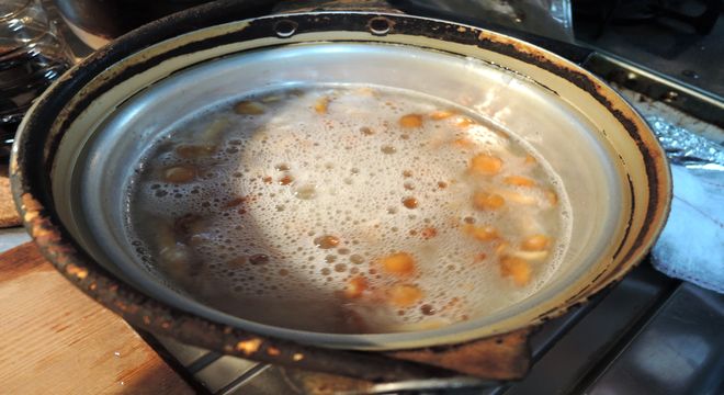 だし汁をナメコの入っている鍋に戻す