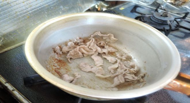豚肉を炒める